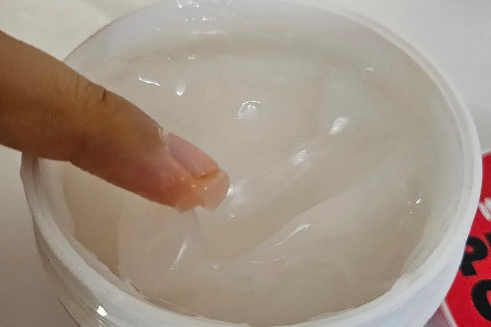 용기에서 크림을 덜어내는 장면